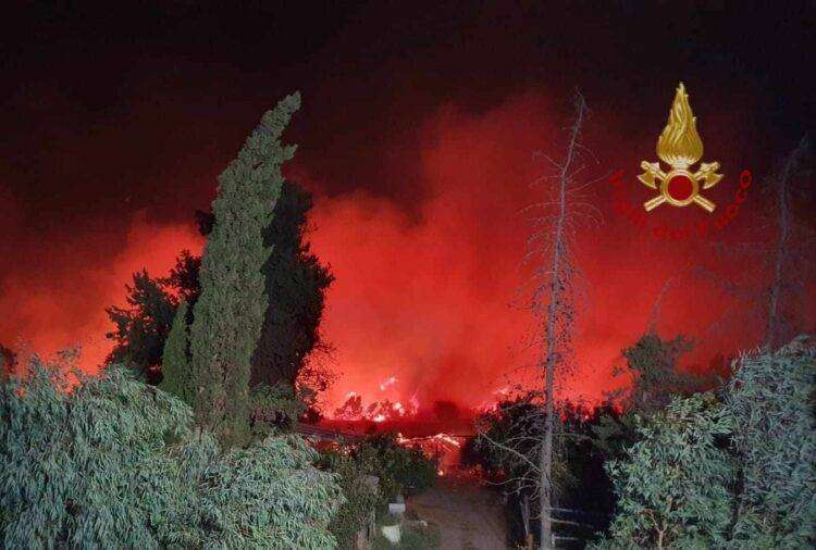 Incendi, notte di terrore a Muravera: fiamme devastano Feraxi, evacuazioni e aziende distrutte