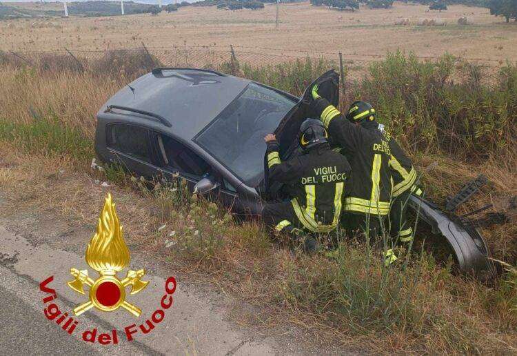 Valledoria, finisce con l’auto fuori strada: un ferito