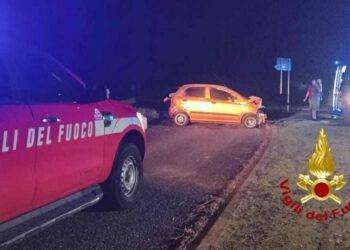 Perde il controllo dell’auto e finisce fuori strada: estratto dalle lamiere