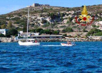 Cagliari, barca a vela si incaglia davanti a Sant’Elia: soccorso dei Vigili del Fuoco