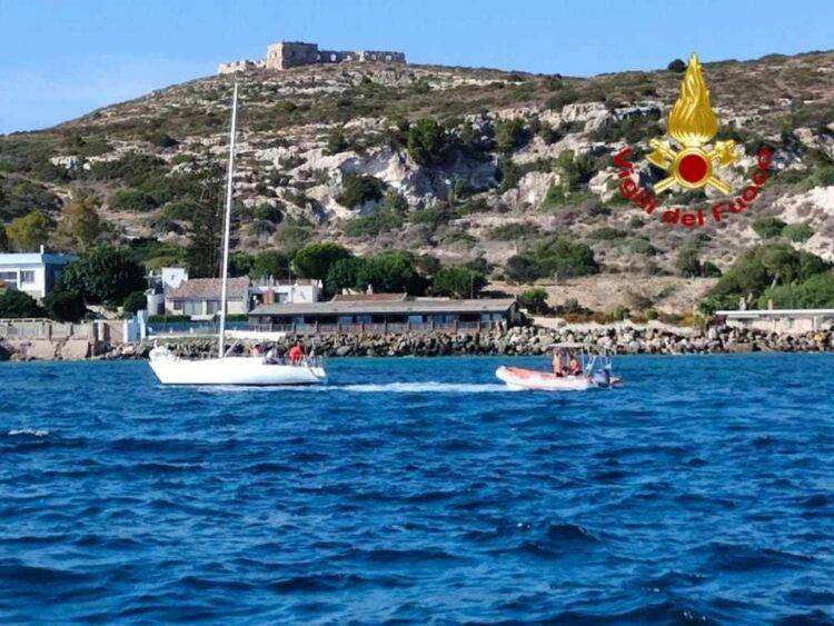 Cagliari, barca a vela si incaglia davanti a Sant’Elia: soccorso dei Vigili del Fuoco