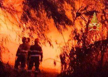 Incendi, notte di terrore a Muravera: fiamme devastano Feraxi, evacuazioni e aziende distrutte