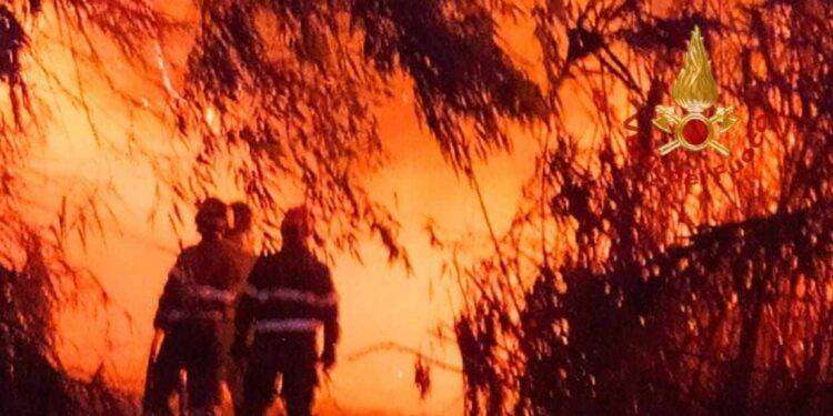 Incendi, notte di terrore a Muravera: fiamme devastano Feraxi, evacuazioni e aziende distrutte