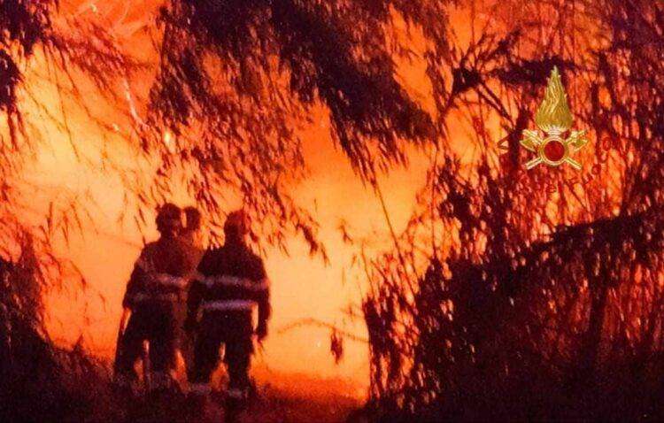 Incendi, notte di terrore a Muravera: fiamme devastano Feraxi, evacuazioni e aziende distrutte