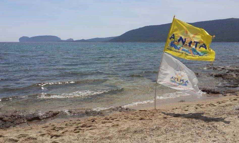 Sardegna, “Ferragosto Naturista Condiviso 2023”: appuntamento nella spiaggia “Baia delle Ninfe”