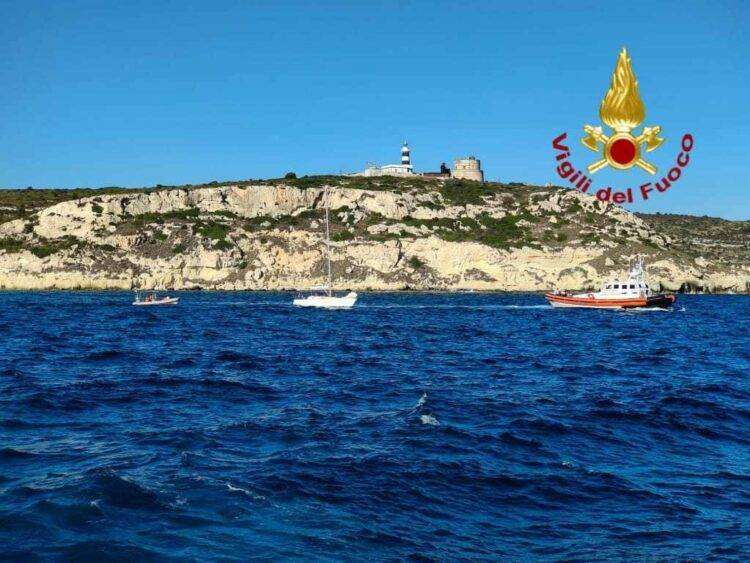 Cagliari, barca a vela si incaglia davanti a Sant’Elia: soccorso dei Vigili del Fuoco