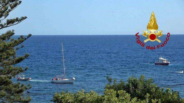 Cagliari, barca a vela si incaglia davanti a Sant’Elia: soccorso dei Vigili del Fuoco