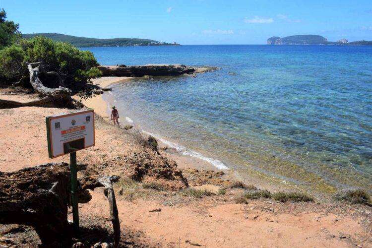 Sardegna, “Ferragosto Naturista Condiviso 2023”: appuntamento nella spiaggia “Baia delle Ninfe”