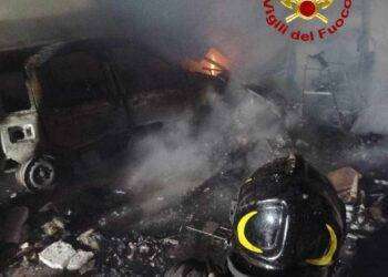 Paura a Sarule, garage distrutto dalle fiamme