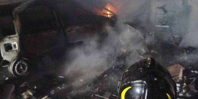 Paura a Sarule, garage distrutto dalle fiamme