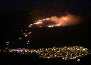 Notte di paura a Gairo, fiamme vicine all’abitato