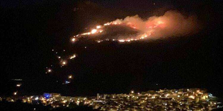 Notte di paura a Gairo, fiamme vicine all’abitato