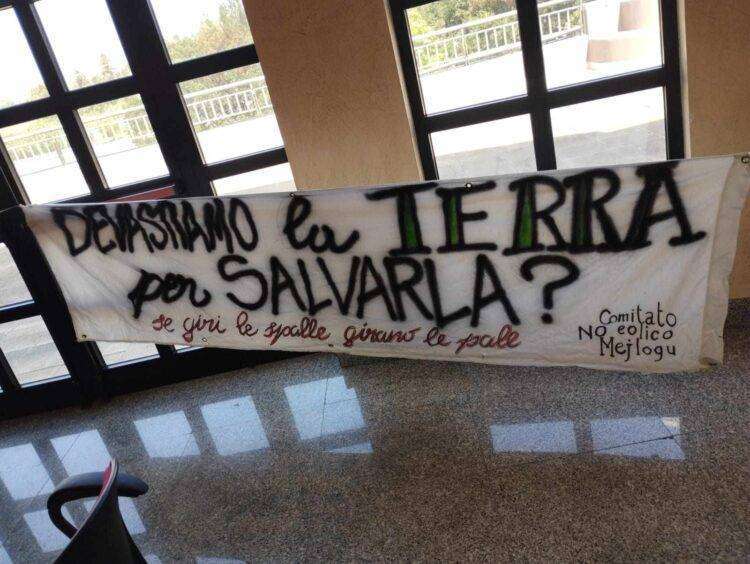 A Tramatza in centinaia contro la speculazione energetica