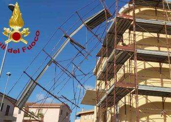 Maltempo, cade impalcatura a La Maddalena