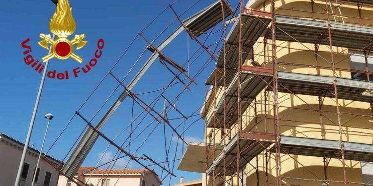 Maltempo, cade impalcatura a La Maddalena