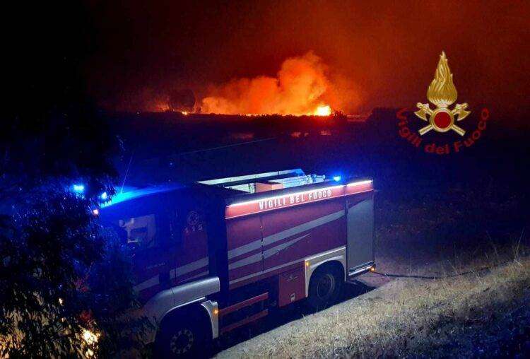 Incendi, notte di terrore a Muravera: fiamme devastano Feraxi, evacuazioni e aziende distrutte