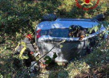 Nuoro, perde il controllo dell’auto e finisce giù da una scarpata