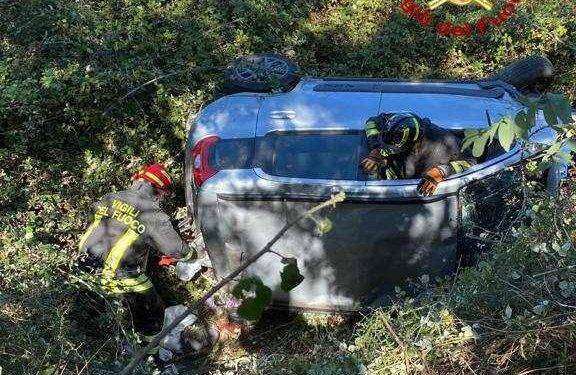 Nuoro, perde il controllo dell’auto e finisce giù da una scarpata