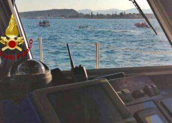 Barca si rovescia al Poetto, tutti salvi