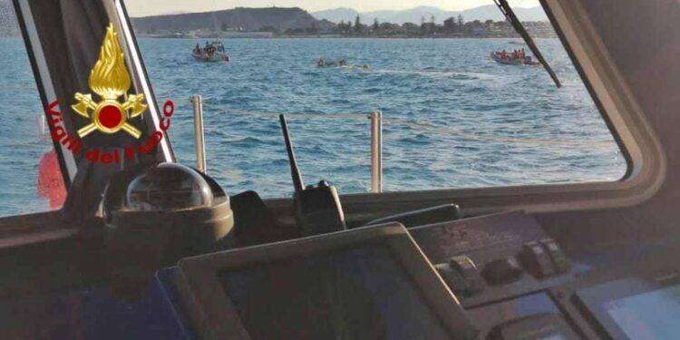 Barca si rovescia al Poetto, tutti salvi