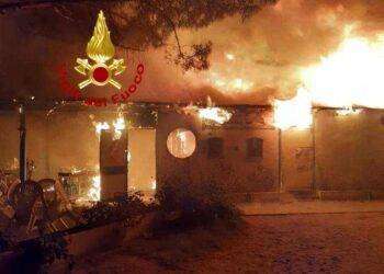 Incendiato bar pizzeria a Lotzorai: intervento dei Vigili del Fuoco