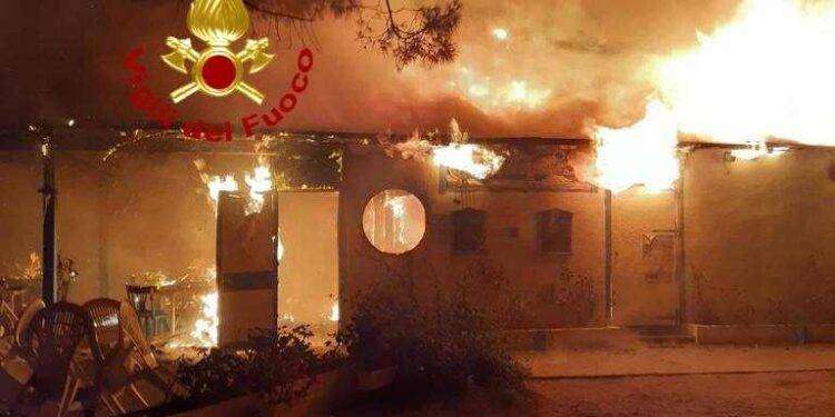 Incendiato bar pizzeria a Lotzorai: intervento dei Vigili del Fuoco