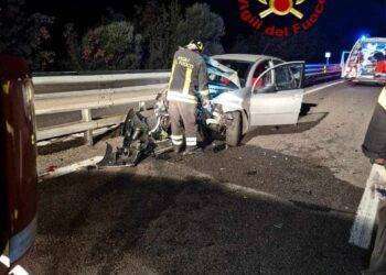 Scontro tra due auto sulla 131 dcn: due feriti