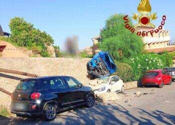 Spettacolare incidente a Baja Sardinia: con l’auto finisce sopra altre macchine
