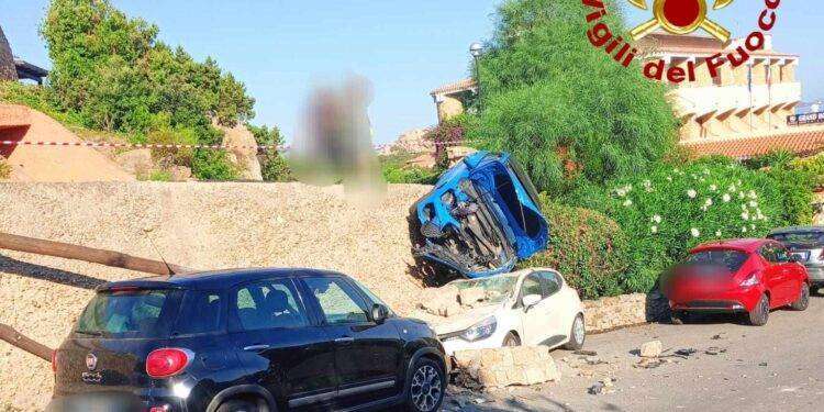 Spettacolare incidente a Baja Sardinia: con l’auto finisce sopra altre macchine