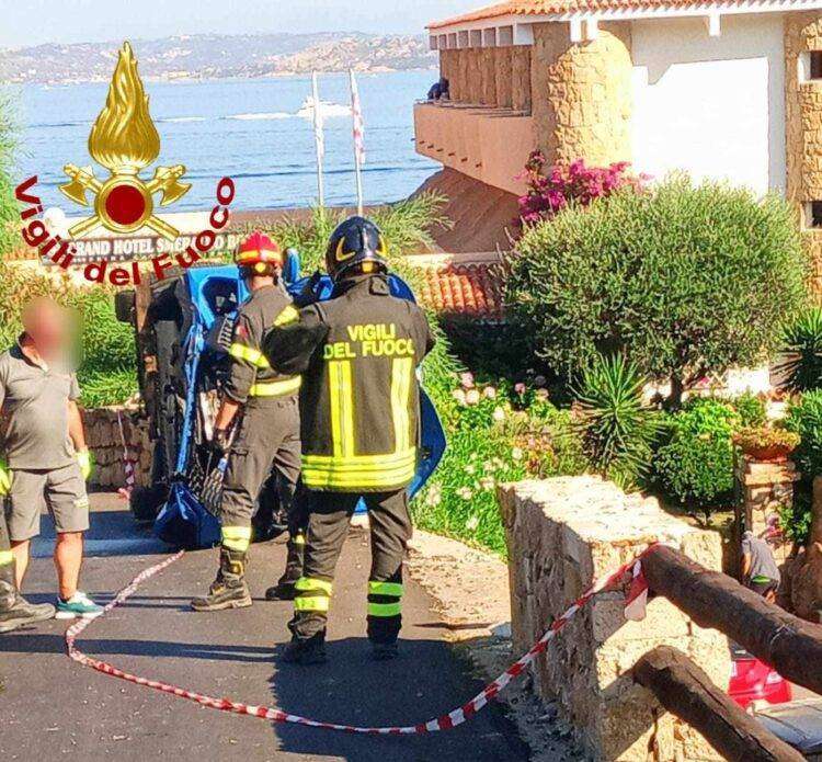 Spettacolare incidente a Baja Sardinia: con l’auto finisce sopra altre macchine