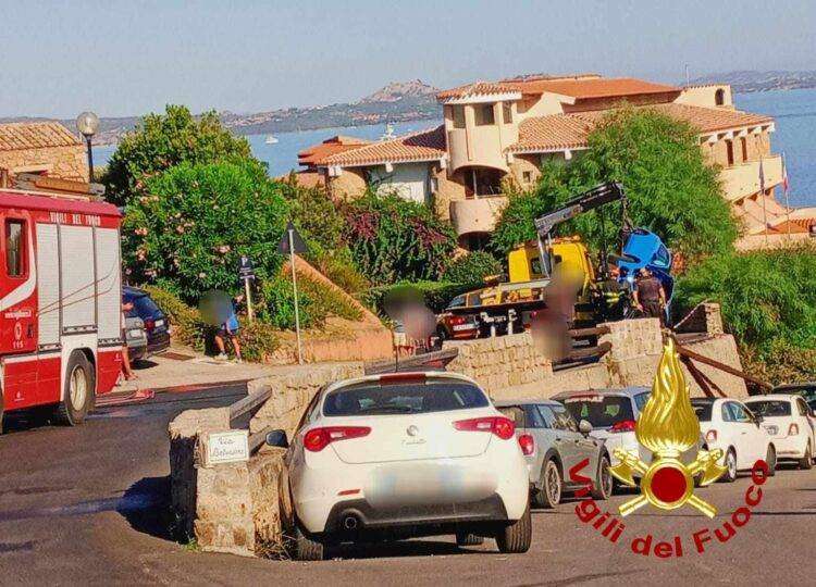 Spettacolare incidente a Baja Sardinia: con l’auto finisce sopra altre macchine