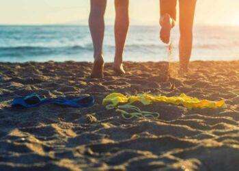 La campagna dei nudisti catalani contro i turisti vestiti