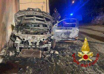 Paura a Burgos, auto prende fuoco: intervento dei Vigili del Fuoco