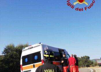 Perde il controllo della moto e finisce contro un muro: gravissimo un motociclista