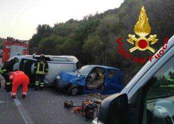 Arzachena, scontro tra due auto con tre feriti: una persona estratta dalle lamiere
