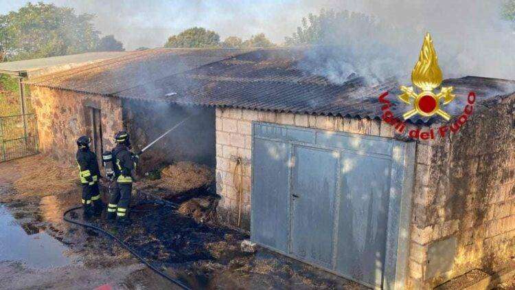 Seneghe, in fiamme un pagliaio: intervento dei Vigili del Fuoco