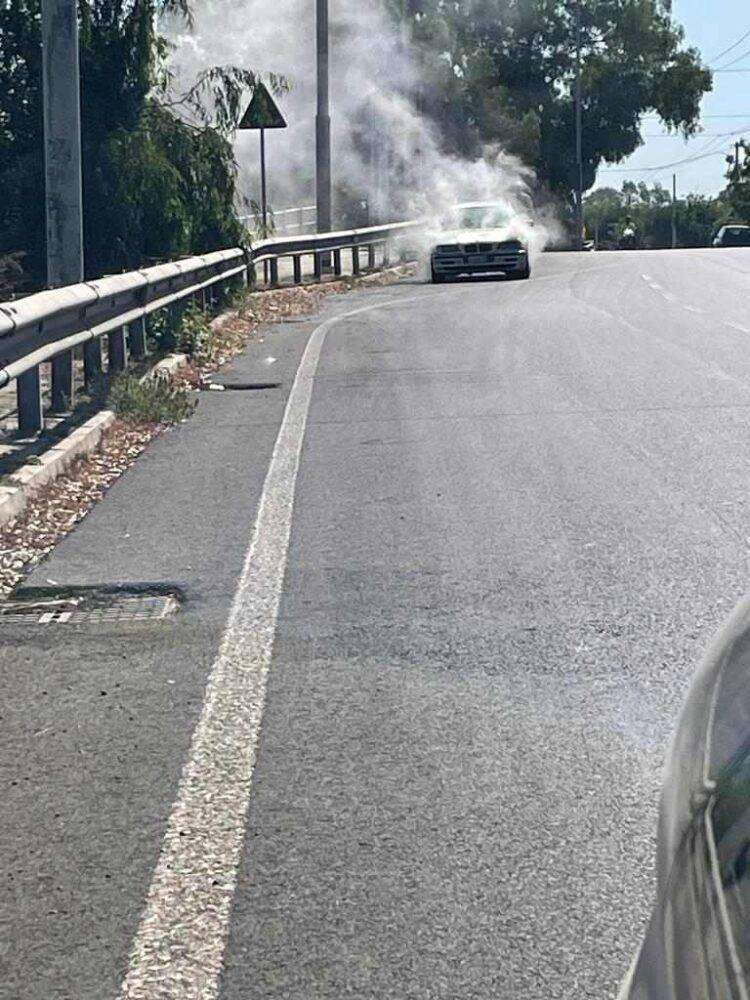 Auto in fiamme in viale Marconi a Quartu, le immagini