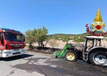 Trattore prende fuoco nell’oristanese, intervento dei Vigili del Fuoco