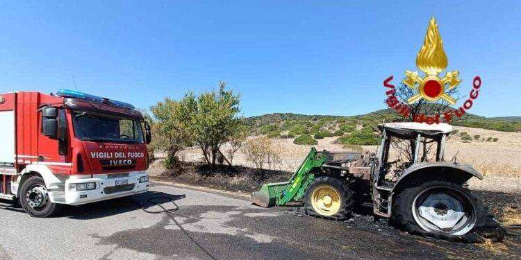 Trattore prende fuoco nell’oristanese, intervento dei Vigili del Fuoco