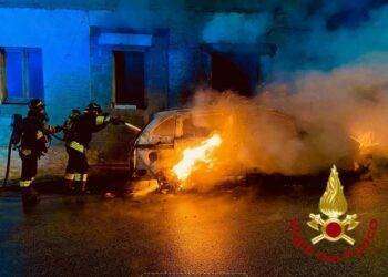Paura a Padru, auto in fiamme: i Vigili del Fuoco evitano danni alle abitazioni
