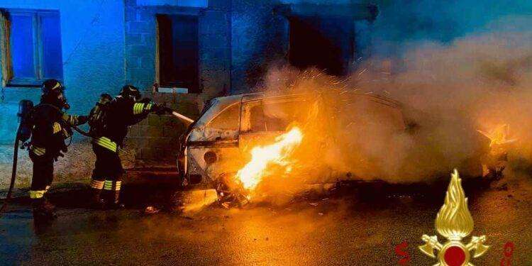 Paura a Padru, auto in fiamme: i Vigili del Fuoco evitano danni alle abitazioni