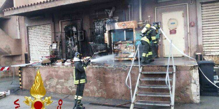 La Maddalena, in fiamme deposito di imballaggio carta all’esterno di un supermercato