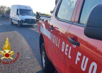 Furgone sbanda e finisce sul guard rail: traffico in tilt sulla 131