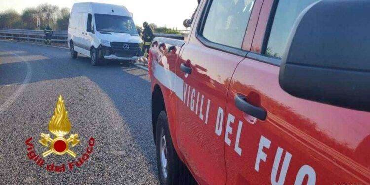 Furgone sbanda e finisce sul guard rail: traffico in tilt sulla 131
