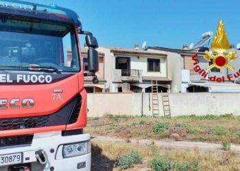 Paura a Serramanna, fiamme nel cortile di una abitazione