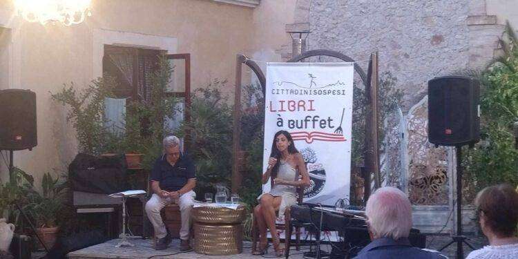 “Distruggere Assange”, si è svolta a Quartu la presentazione del libro di Sara Chessa