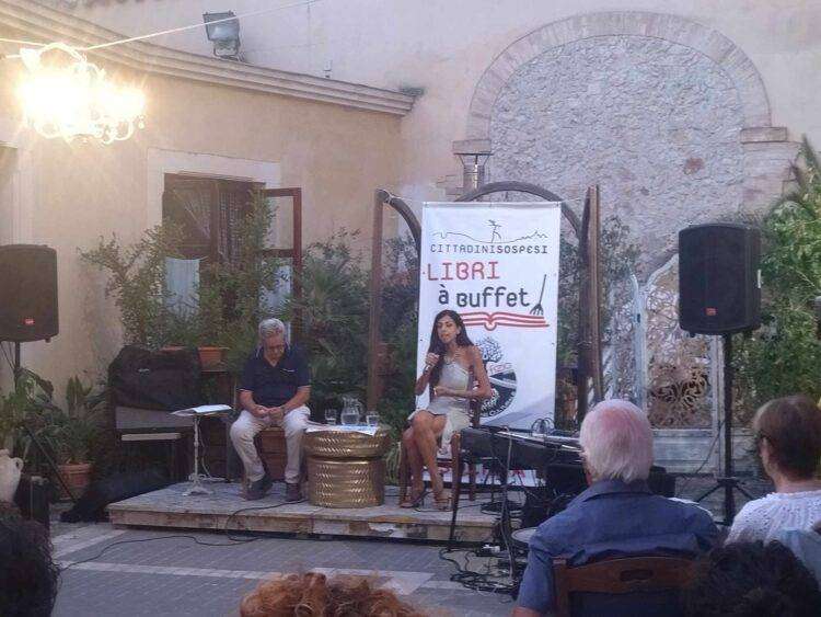 “Distruggere Assange”, si è svolta a Quartu la presentazione del libro di Sara Chessa