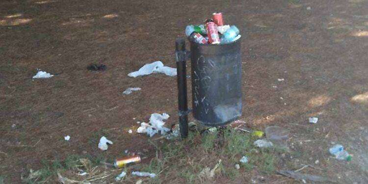 Cagliari, degrado e sporcizia nella pineta di Su Siccu