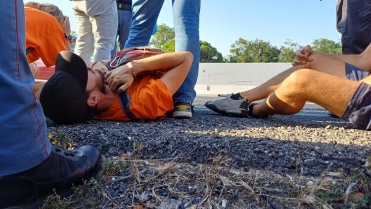 Ultima Generazione, otto persone bloccano la statale adriatica in Puglia