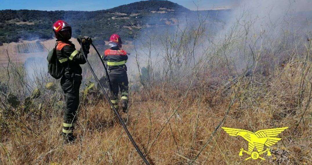 Fiamme a Dualchi e Sarroch, intervento dell’elicottero del Corpo Forestale